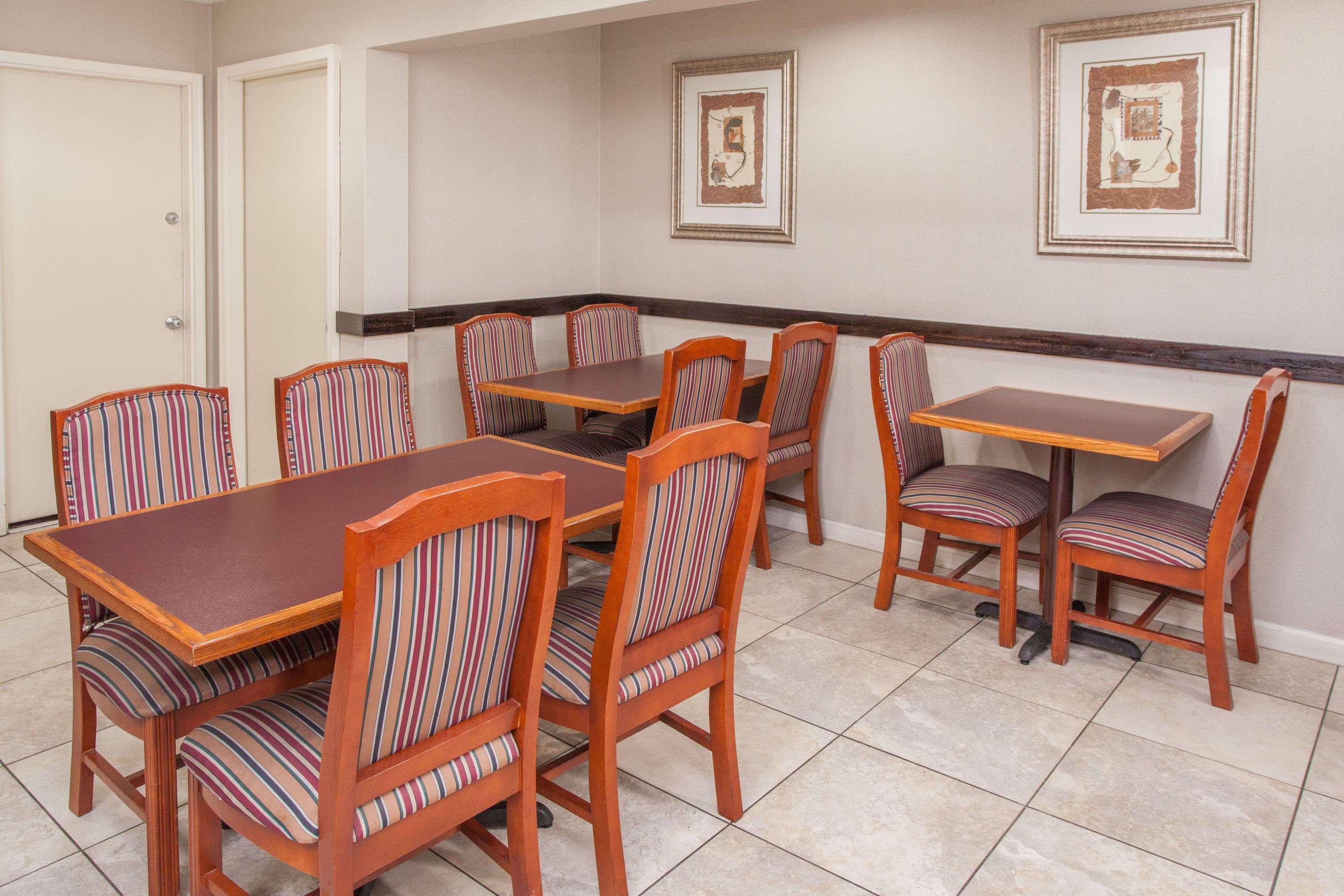 Days Inn By Wyndham Форт Уэйн Экстерьер фото