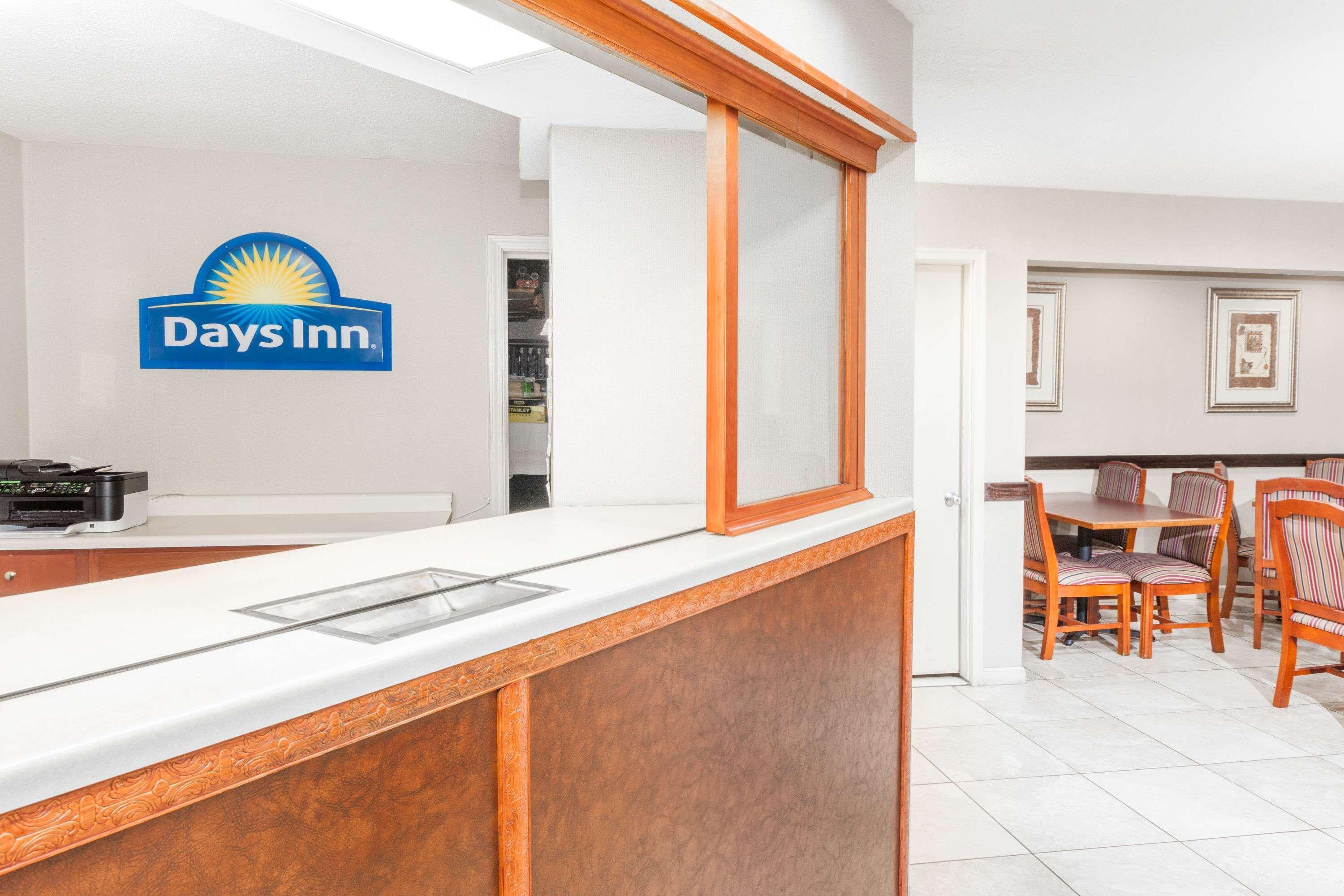Days Inn By Wyndham Форт Уэйн Экстерьер фото